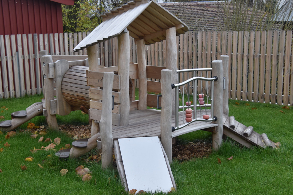 Krippen-Garten mit Spielhaus